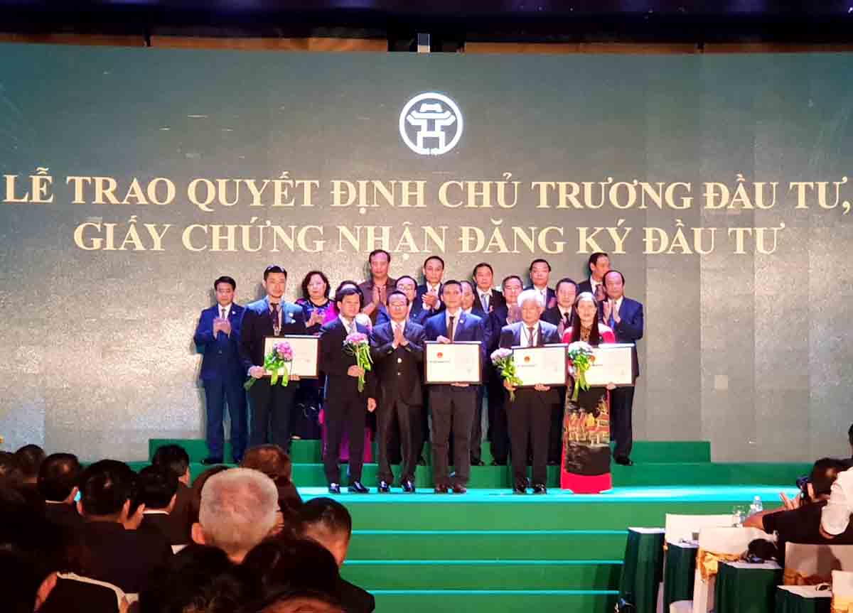 Ông Đỗ Hoàng Việt, đại diện tập đoàn (ngoài cùng bên trái) nhận Giấy chứng nhận đăng ký đầu tư dự án Hoàng Mai từ đại diện UBND TP.Hà Nội