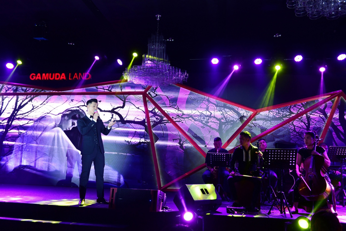 Ca sĩ Đức Tuấn cũng góp mặt với bài hát nổi tiếng của cố nhạc sĩ Trịnh Công Sơn trong đêm nhạc này
