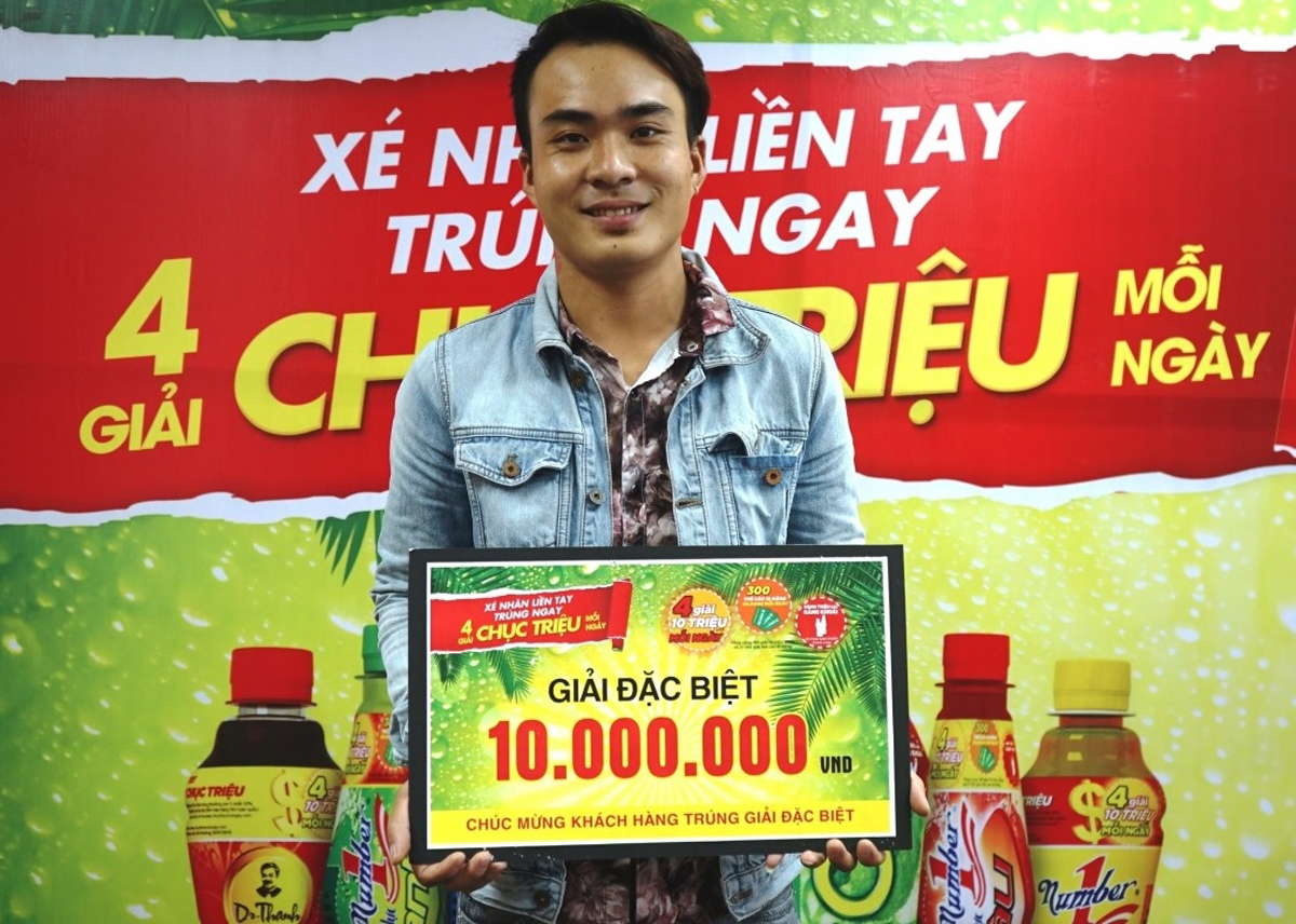 Khách hàng Nguyễn Thành Luân nhận giải thưởng 10 triệu đồng