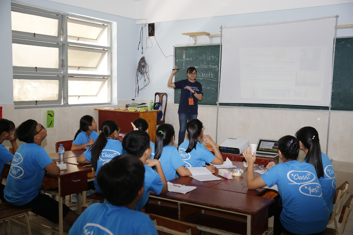 Tình nguyện viên Tống Lê Hân (trên bục giảng) cho biết: “Kỳ nghỉ hè của mình trọn vẹn hơn khi đã có cơ hội chia sẻ và đóng góp công sức tại hội trại”