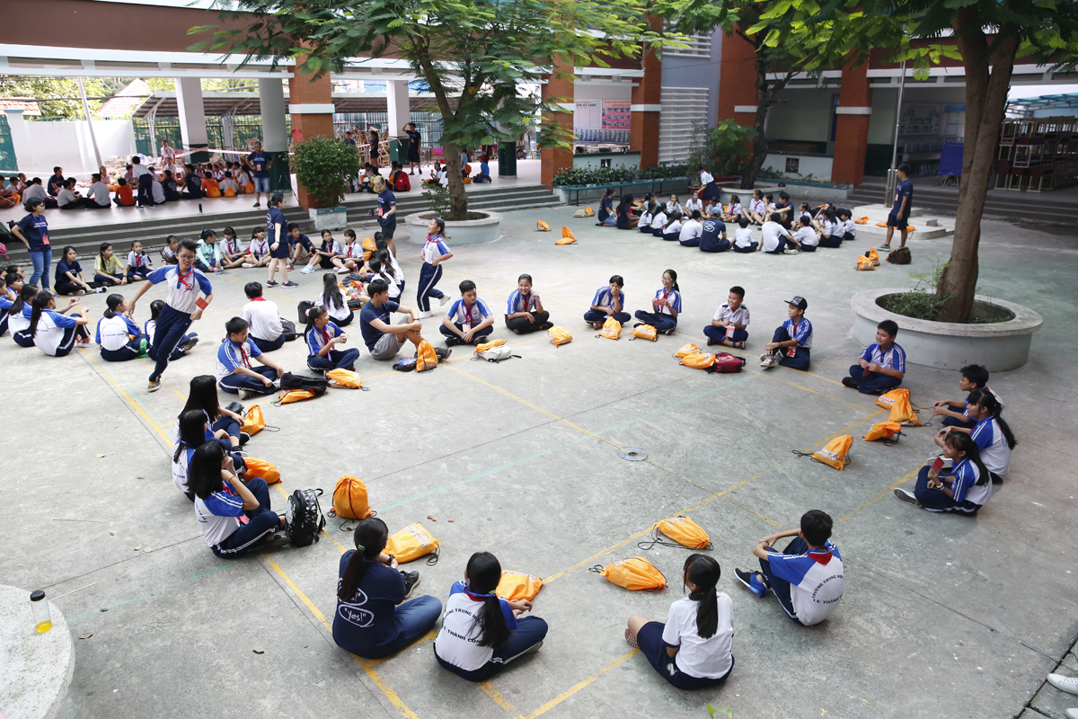 Các bạn tình nguyện viên tổ chức hoạt động vui chơi ngoài trời bằng tiếng Anh cho các trại sinh