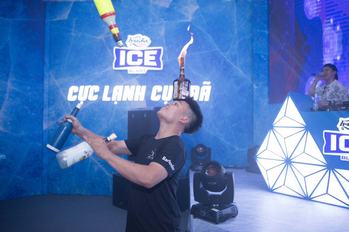  Tiết mục múa lửa “làm nóng” không khí mát lạnh trong Huda Ice Bar