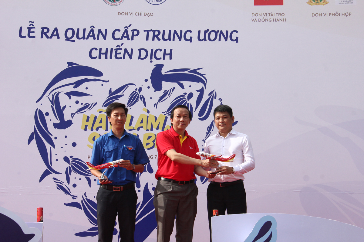 Ông Đỗ Xuân Quang, Phó tổng giám đốc Vietjet tặng quà đại diện tỉnh Kiên Giang và huyện đảo Phú Quốc