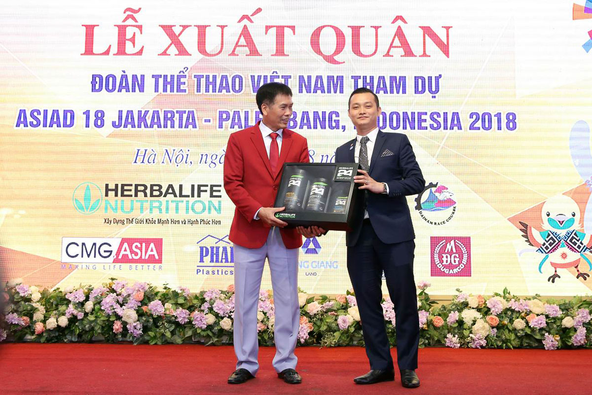 Ông Phạm Tường Huy (Tổng giám đốc Herbalife Việt Nam) trao tặng bộ sản phẩm thể thao chuyên biệt tượng trưng cho ông Trần Đức Phấn (Trưởng đoàn TTVN tham dự ASIAD 18)
