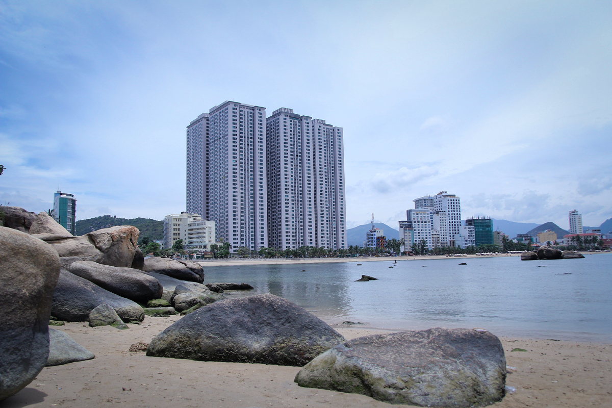 Bãi biển Nha Trang xanh biếc với bờ cát trắng trải dài nhìn từ ban công khách sạn 