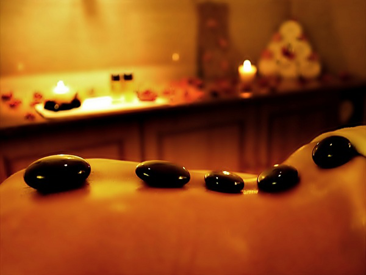 Massage Thái kết hợp đá nóng