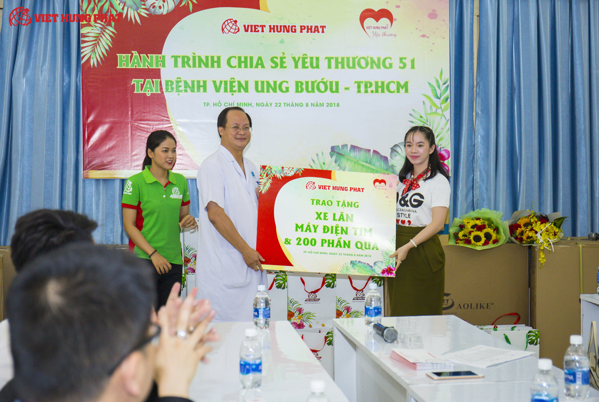 Công ty Việt Hưng Phát trao quà cho Bệnh viện Ung bướu