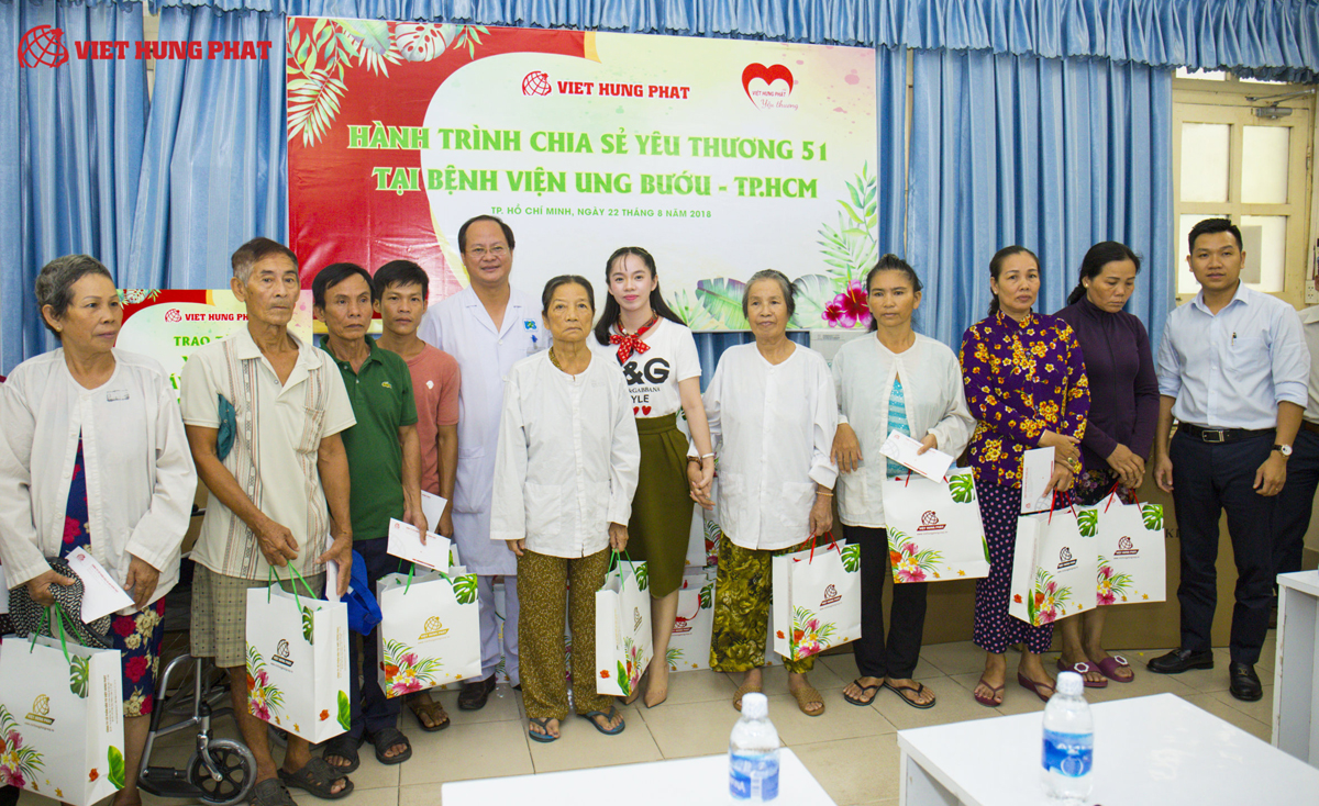 Lãnh đạo Công ty Việt Hưng Phát và đại diện lãnh đạo Bệnh viện Ung bướu chụp hình lưu niệm với những bệnh nhân được tặng quà
