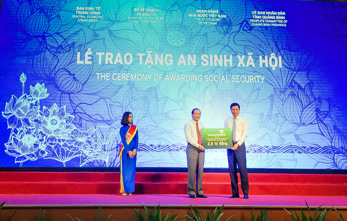 Ông Phạm Mạnh Thắng - Phó tổng giám đốc trao số tiền an sinh xã hội 2,5 tỉ đồng của Vietcombank hỗ trợ người nghèo trên địa bàn tỉnh Quảng Bình 