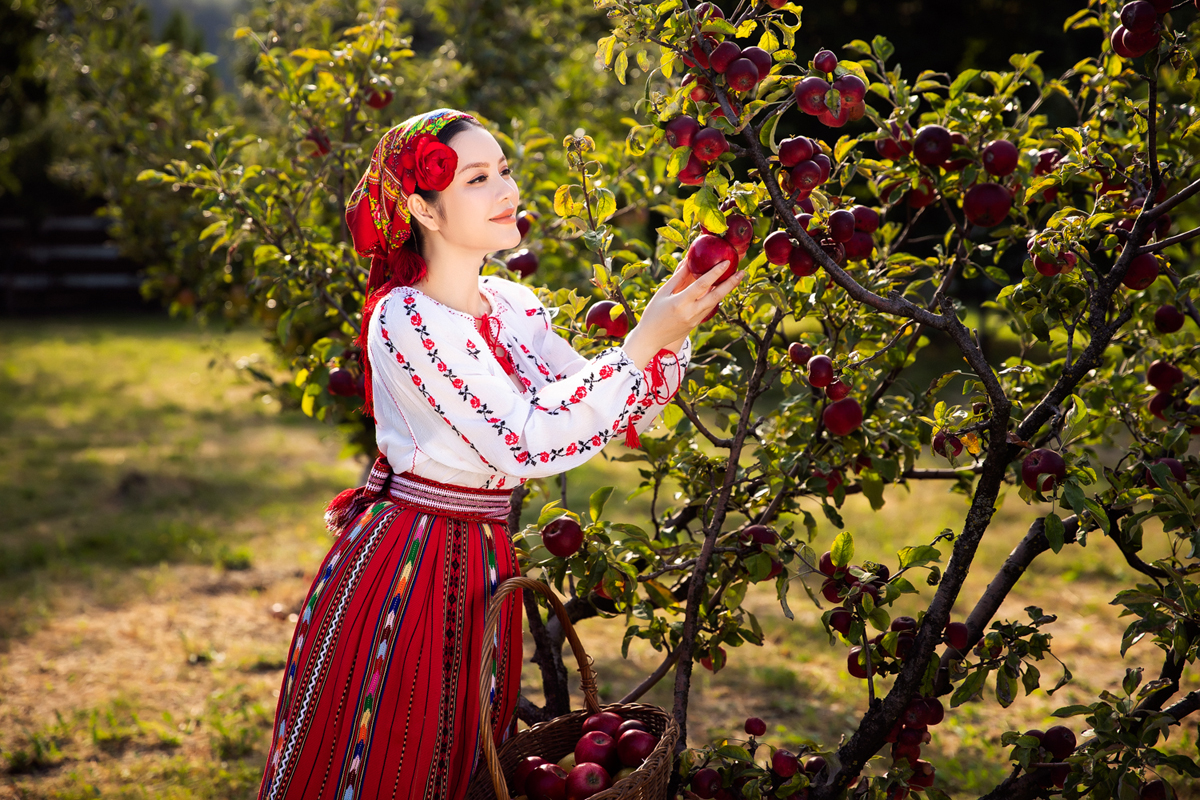 Lý Nhã Kỳ trong trang phục truyền thống của Romania