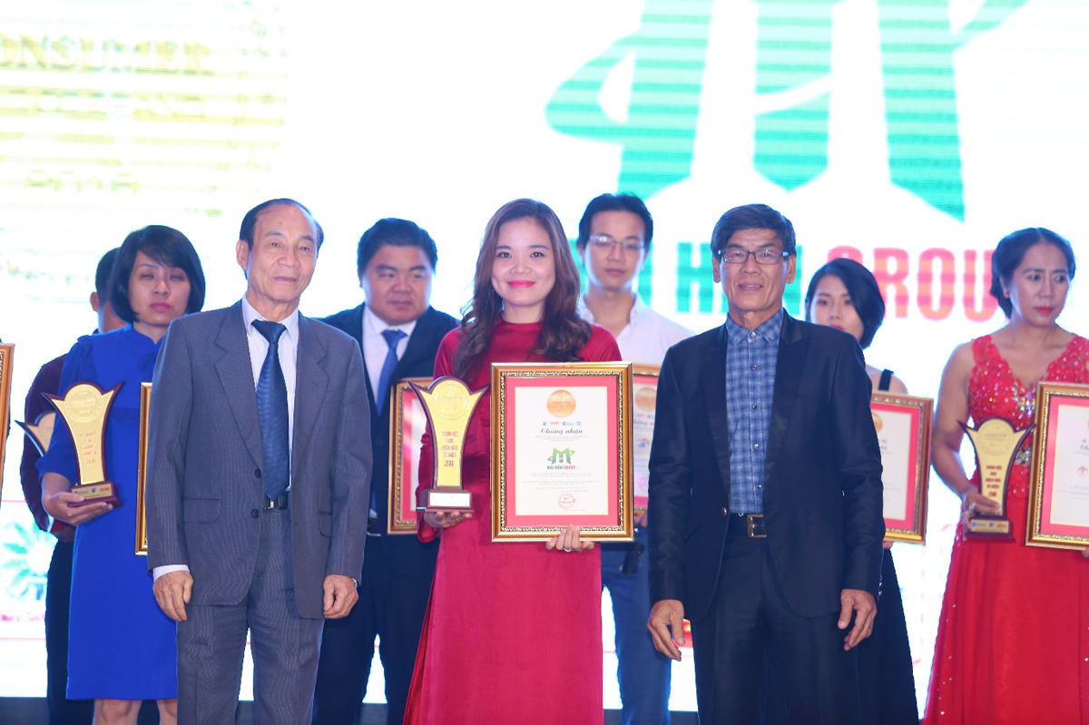 Bà Trương Thị Hồng Hiên - Trưởng phòng HR, đại diện Mai Hân Group nhận giải 