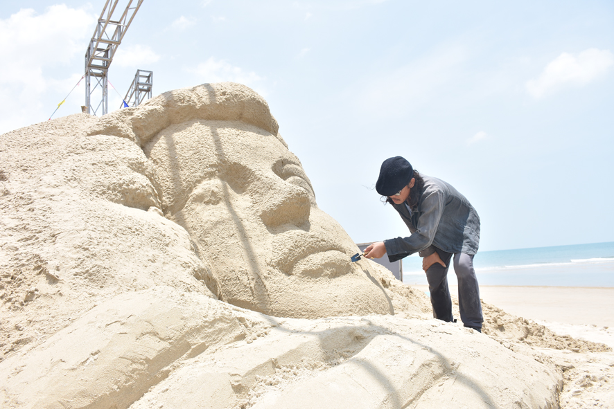 Điêu khắc gia Việt Tài của Hội Họa sĩ TP.Vũng Tàu thực hiện chi tiết cho khuôn mặt thiếu nữ trong tác phẩm Suy tư về biển