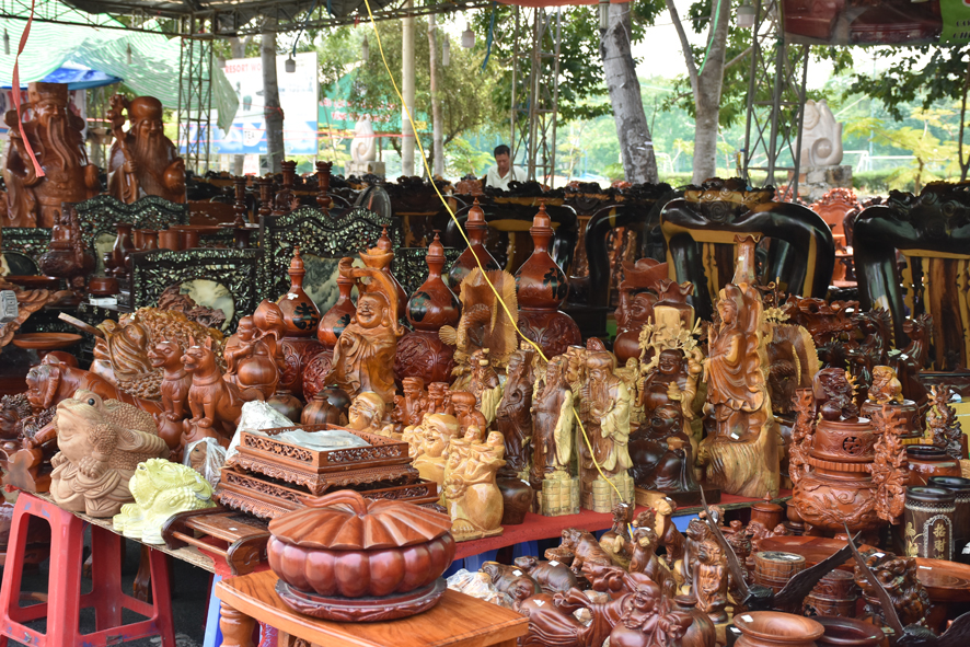 Đồ gỗ tạo hình được bày bán tại Khu trưng bày Festival biển 2018 trên đường Nguyễn An Ninh