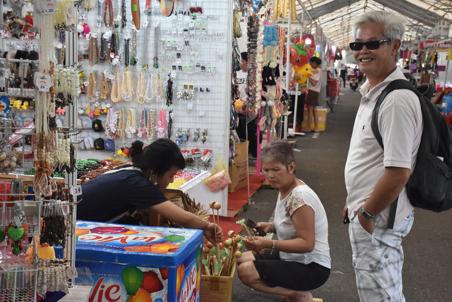 Du khách mua hàng tại gian trưng bày tại Khu trưng bày Festival biển 2018 trên đường Nguyễn An Ninh