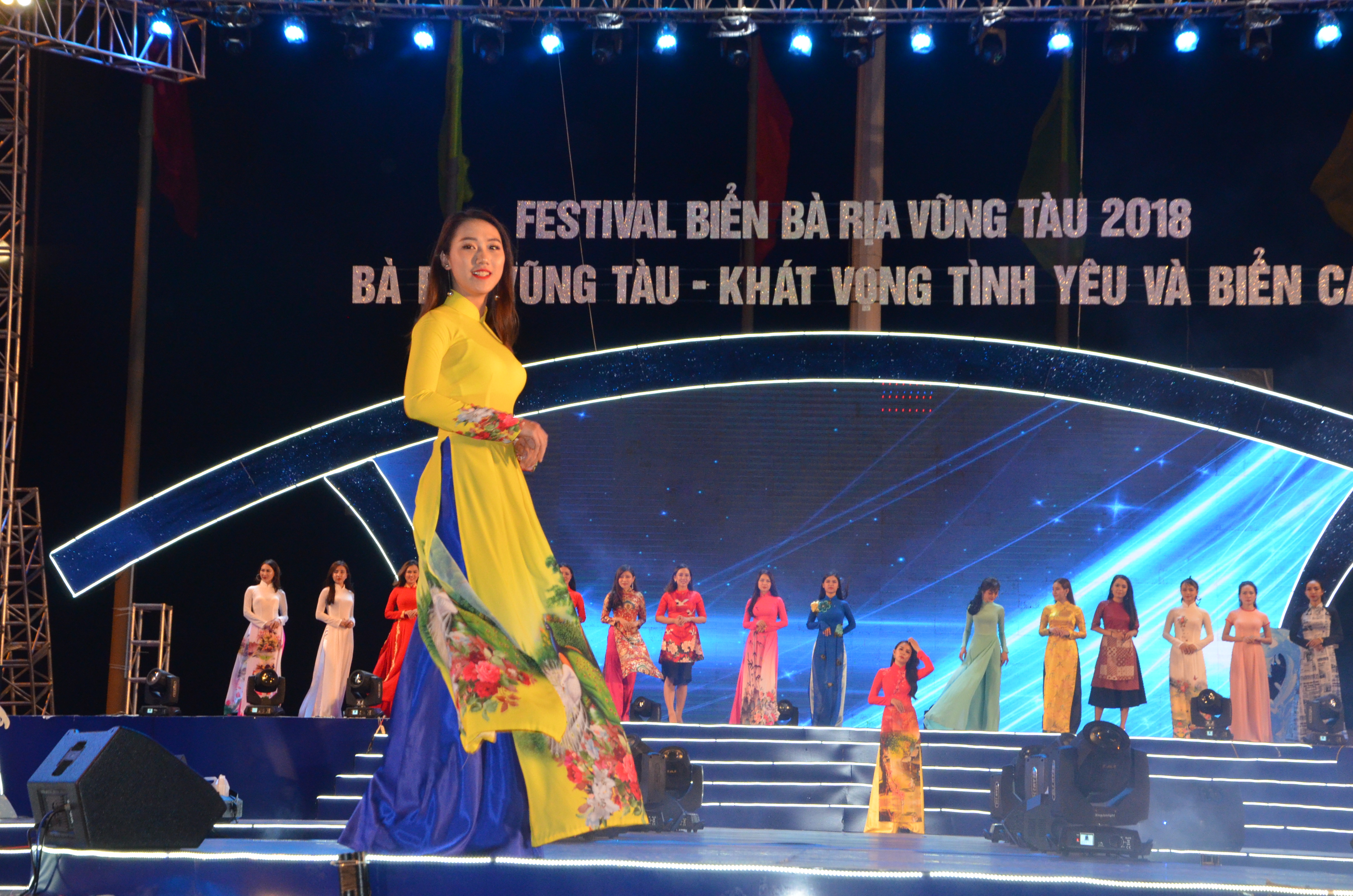 Người mẫu trình diễn áo dài trong ‘Đêm hội gót hồng biển xanh’ tại  Festival Biển Bà Rịa - Vũng Tàu 2018 