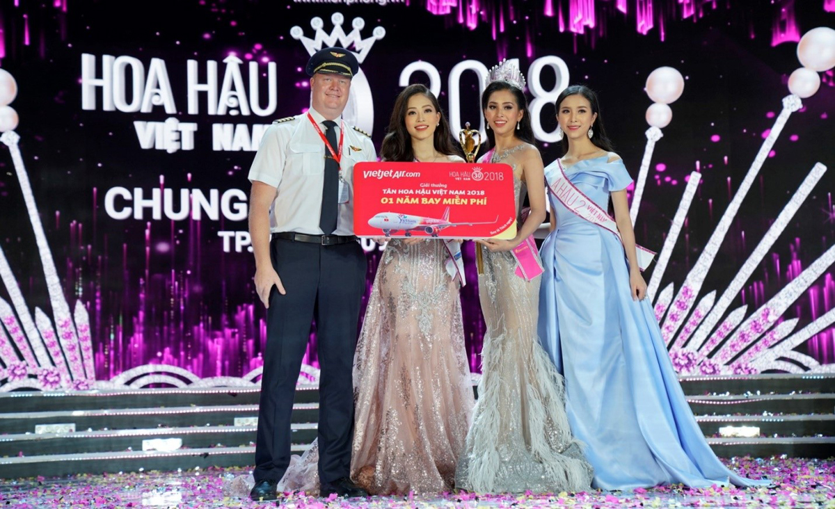  Cơ trưởng Jacob Thomsen của Vietjet trao giải thưởng một năm bay miễn phí trên tất cả các hành trình trong nước và quốc tế cho Tân hoa hậu Việt Nam 2018…