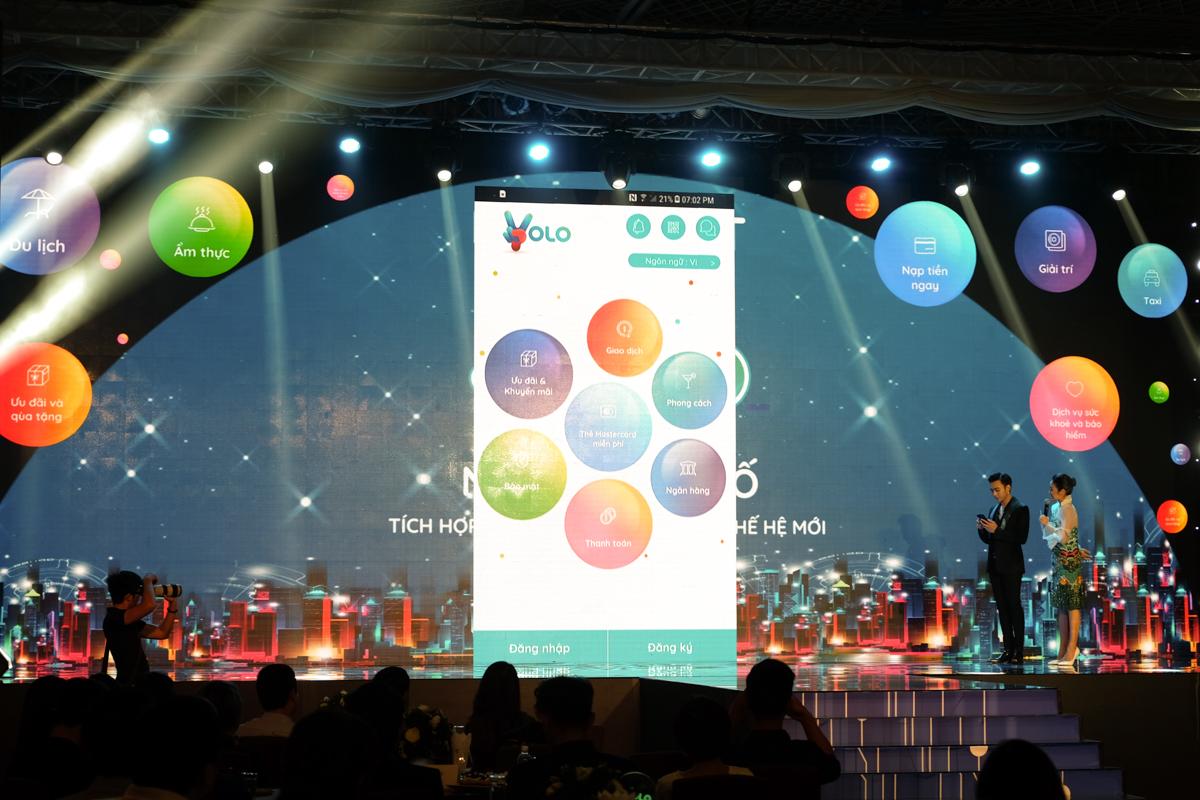 Đại sứ thương hiệu YOLO - Soobin Hoàng Sơn demo cách sử dụng ngân hàng số YOLO tại sự kiện