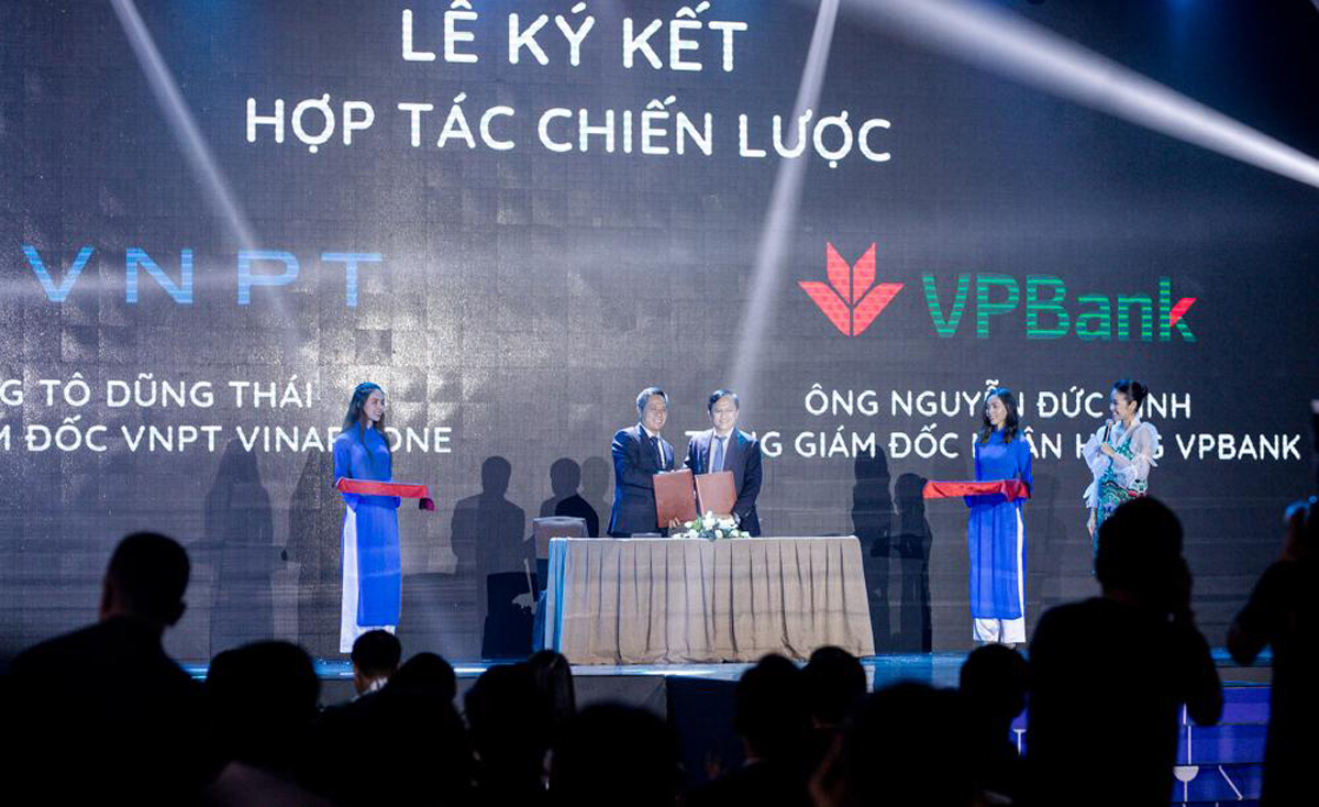 Ông Tô Dũng Thái - Tổng giám đốc VNPT VINAPHONE và ông Nguyễn Đức Vinh - Tổng giám đốc Ngân hàng VPBANK ký kết thỏa thuận hợp tác chiến lược