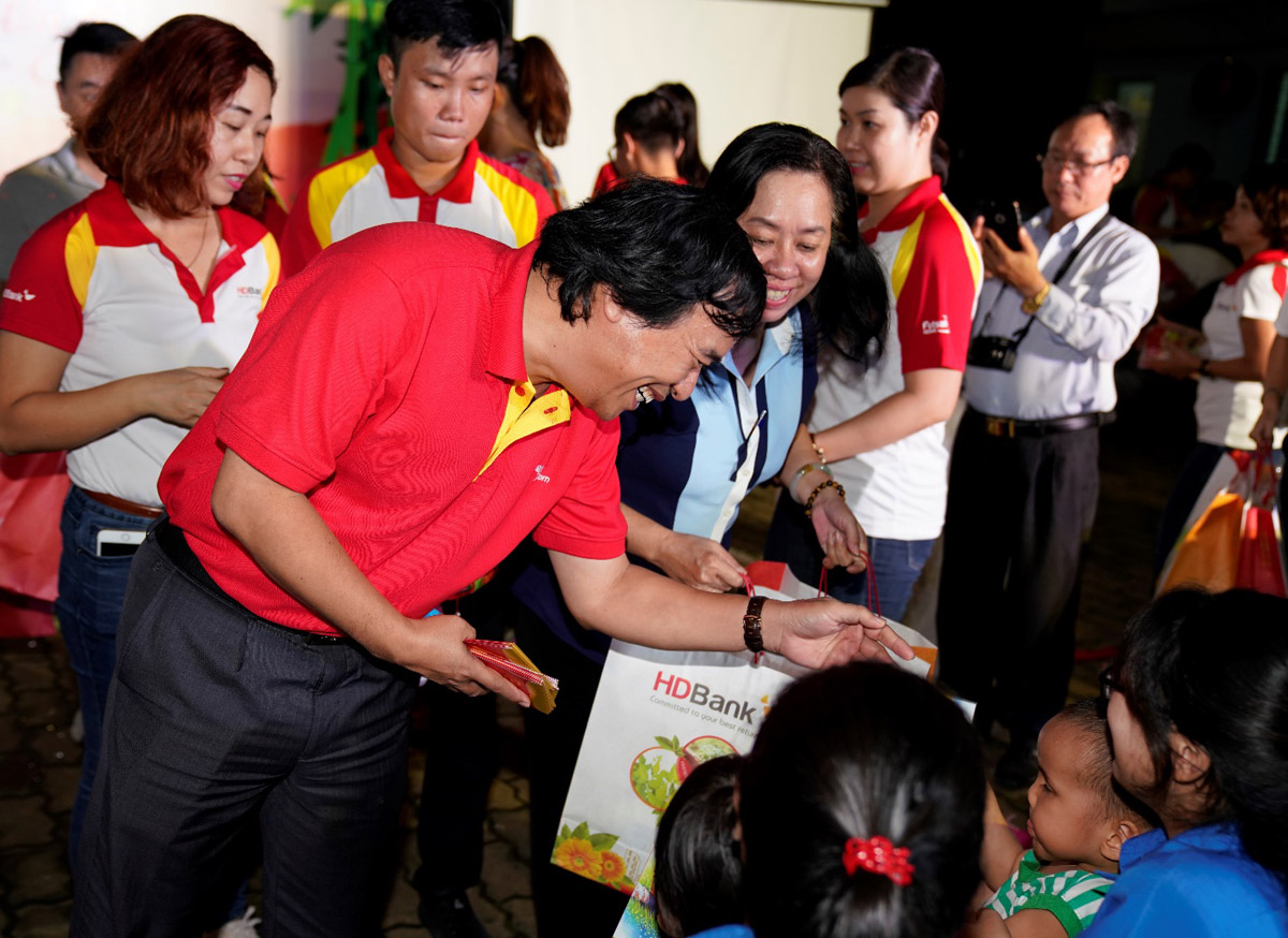  Anh Nguyễn Đức Thịnh - Phó tổng giám đốc Vietjet tươi cười tặng từng bé những chiếc lồng đèn, từng gói quà hạnh phúc