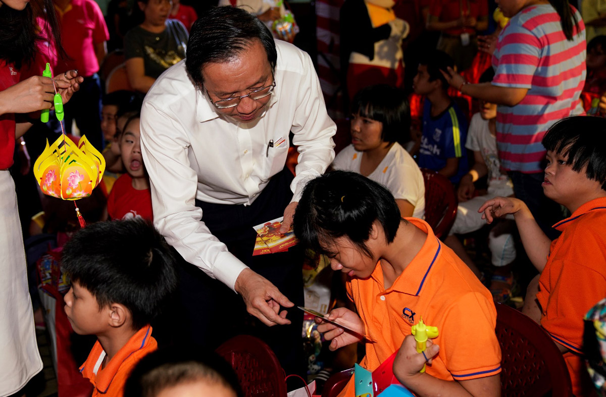 Anh Đỗ Xuân Quang - Phó tổng giám đốc Vietjet cũng dành nhiều lời động viên và tin rẳng các em sẽ có tương lai tốt đẹp hơn với sự quan tâm của xã hội và cộng đồng