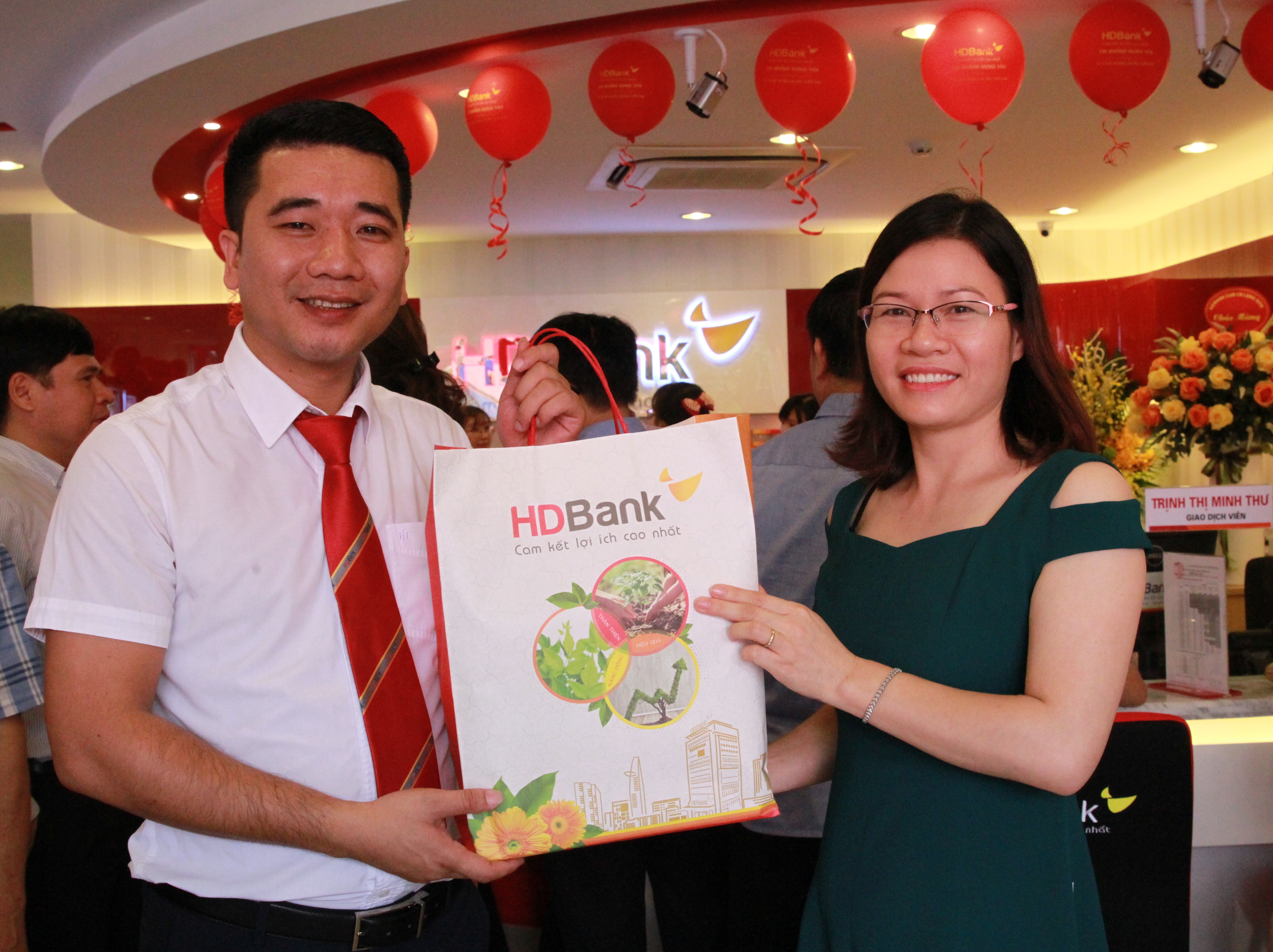 Đại diện HDBank Hưng Yên trao quà cho vị khách đầu tiên đến giao dịch