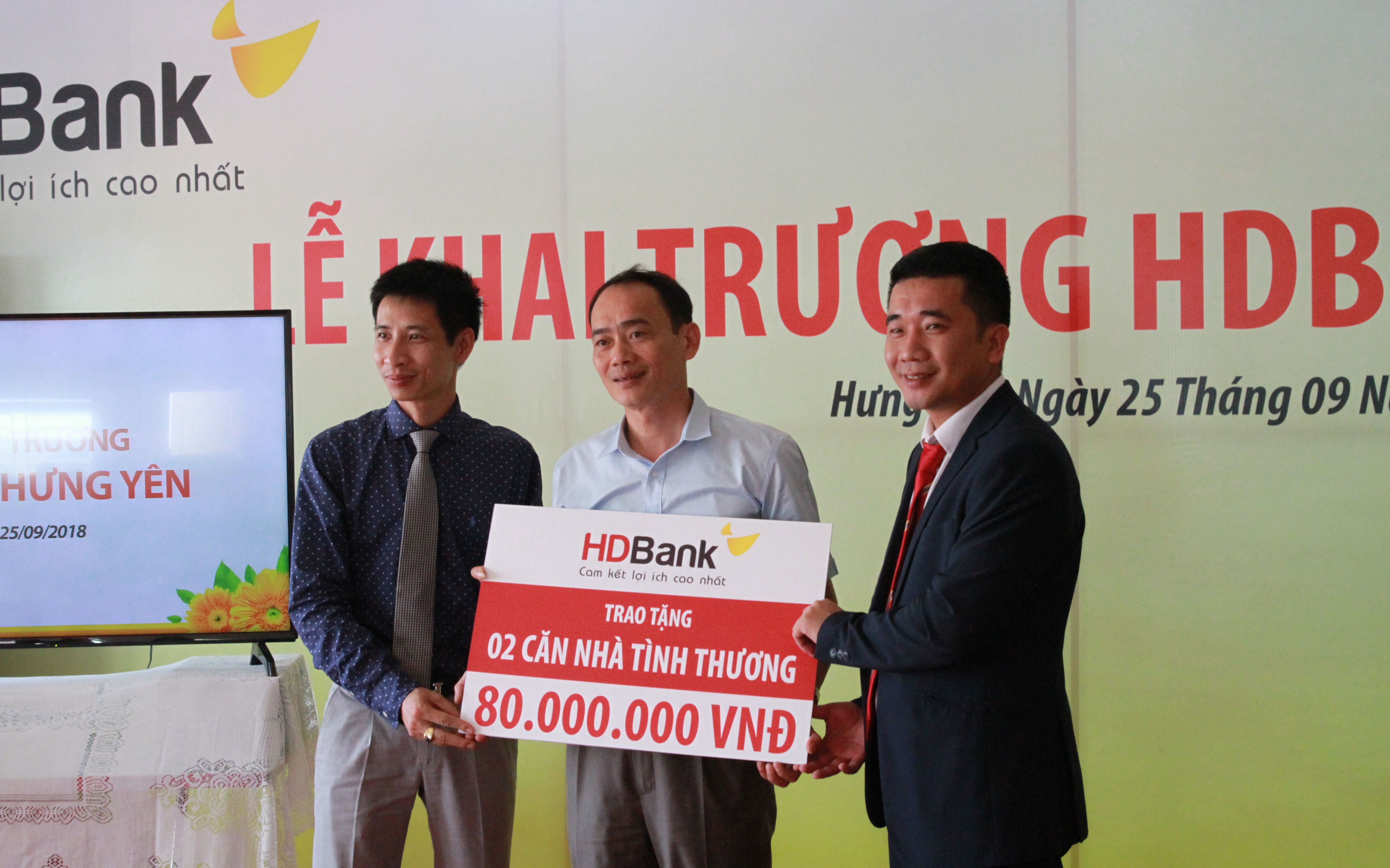 Nhân dịp khai trương, HDBank Hưng Yên trao tặng 2 căn nhà tình thương cho hộ gia đình khó khăn tại địa phương