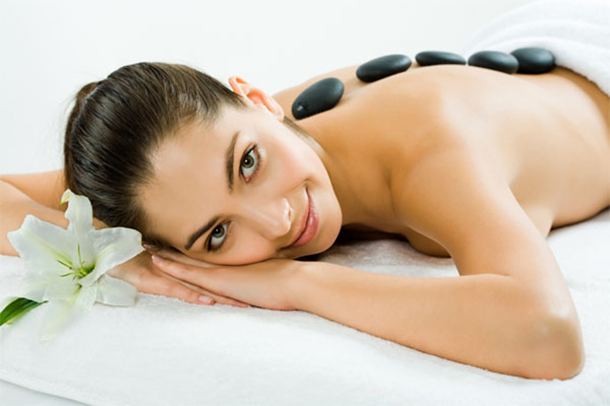 Massage đá nóng thư giãn cơ thể