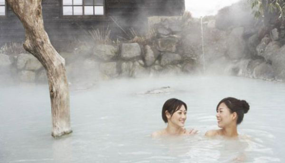 Tắm suối nước nóng Nhật Bản