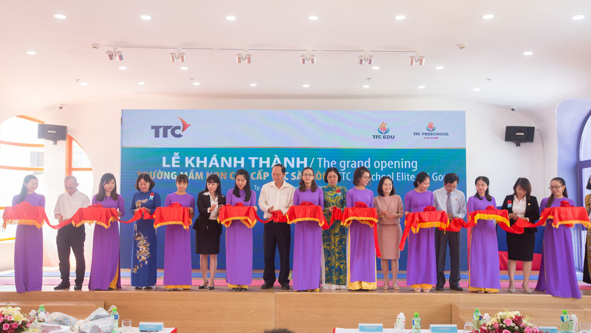 Các đại biểu cắt băng khánh thành, chính thức khai trương Trường Mầm non TTC Elite Sài Gòn