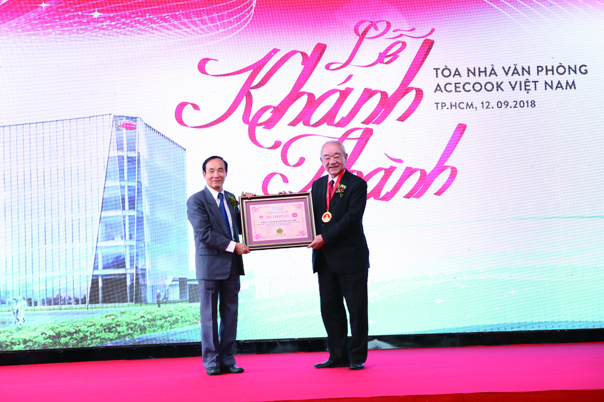 Ông Kajiwara Junichi - Tổng giám đốc Công ty cổ phần Acecook Việt Nam nhận bằng khen
