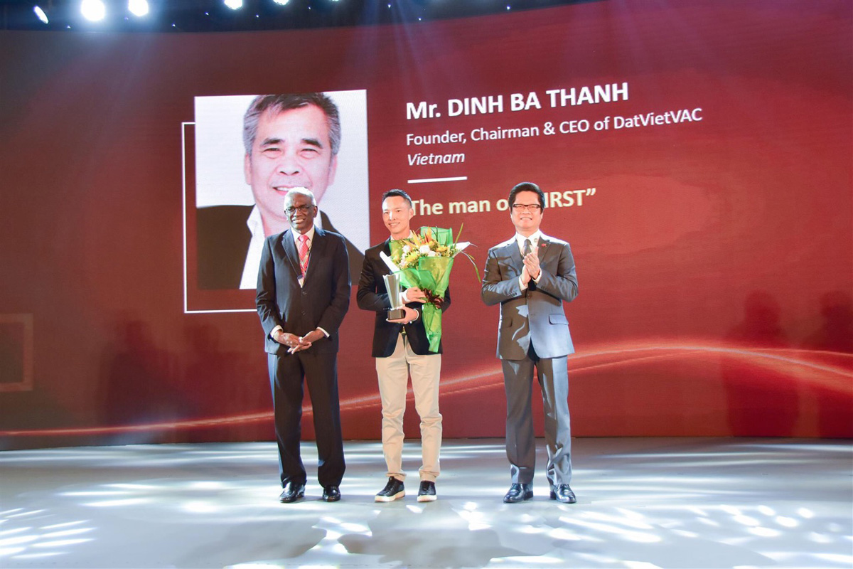 Ông Triệu Thế Hiệp - đại diện cho ông Đinh Bá Thành ( đang trong thời gian công tác tại nước ngoài) nhận giải thưởng Movers & Shakers tại The Asia HRD Awards 2018