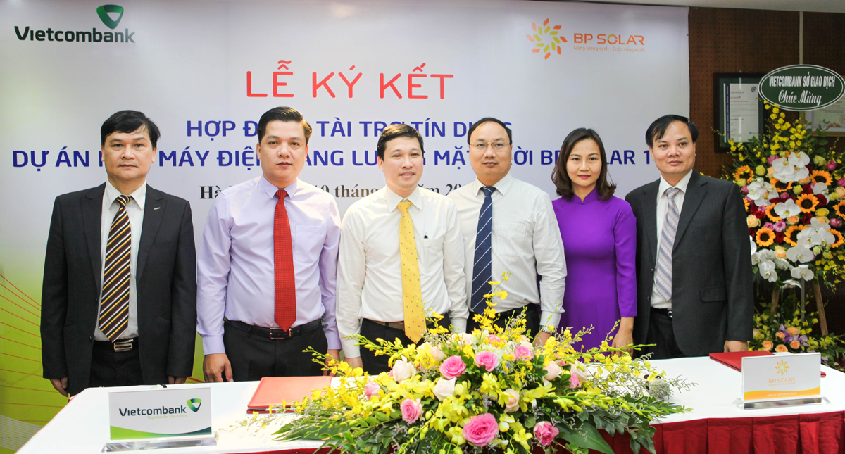 Lãnh đạo các chi nhánh Vietcombank và Công ty CP BP Solar chụp ảnh lưu niệm tại Lễ ký kết