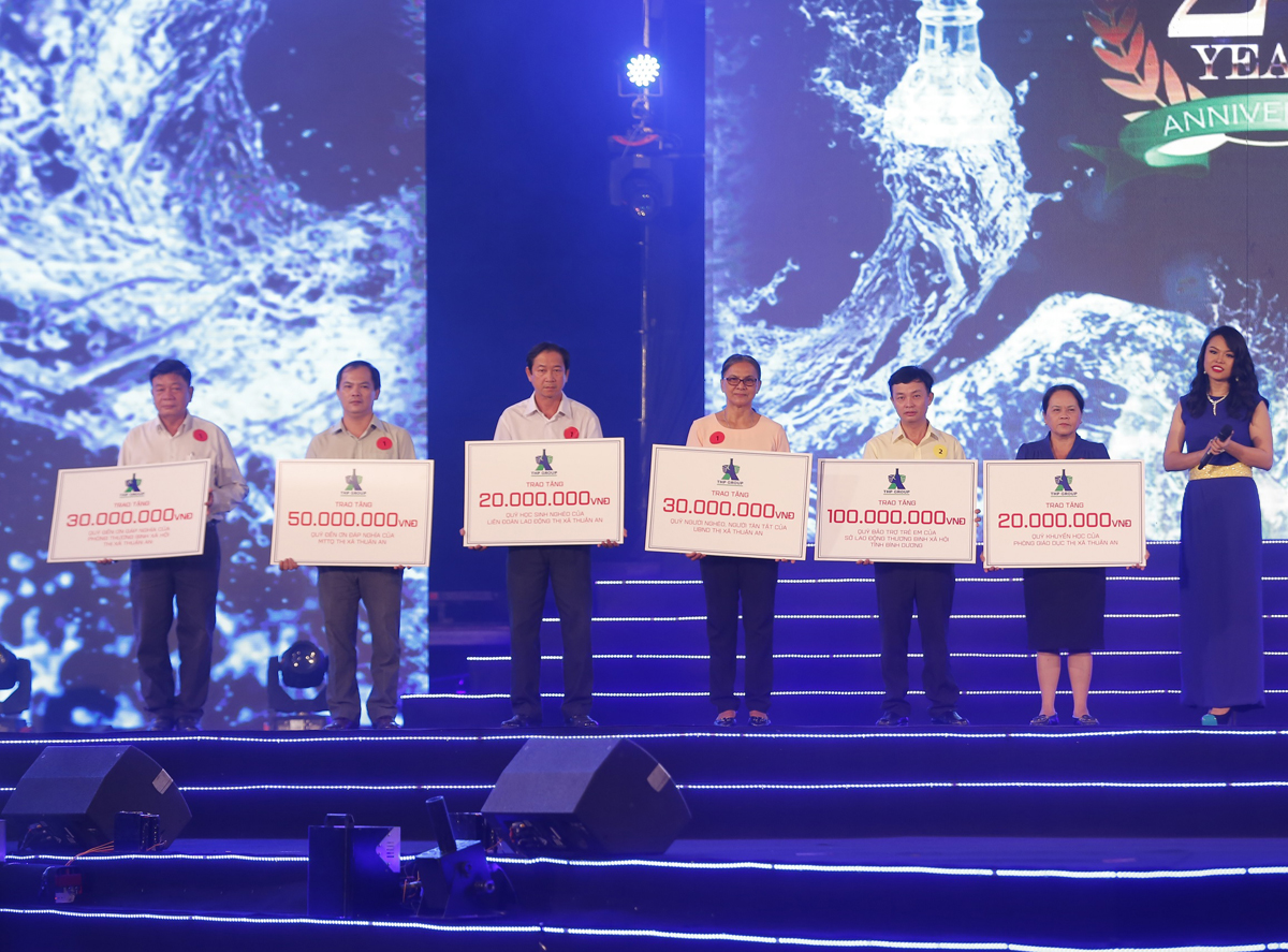 Tập đoàn Tân Hiệp Phát quyên góp ủng hộ 250 triệu đồng cho các quỹ ở thị xã Thuận An và tỉnh Bình Dương