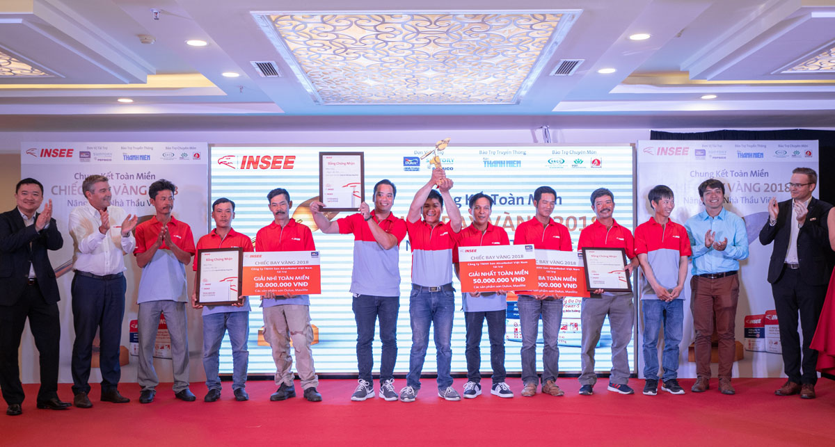Đại diện INSEE Việt Nam, nhãn hàng Sơn Dulux và Trường cao đẳng Xây dựng TP.HCM trao cúp Chiếc bay vàng chung cuộc cho các đội thi 