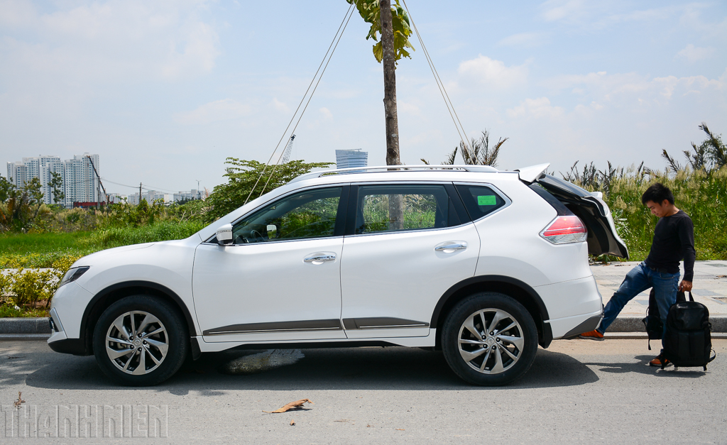 X-Trail V-Series là dòng xe tiên phong trong phân khúc Crossover 5+2 chỗ lắp cảm biến mở cửa khoang hành lý