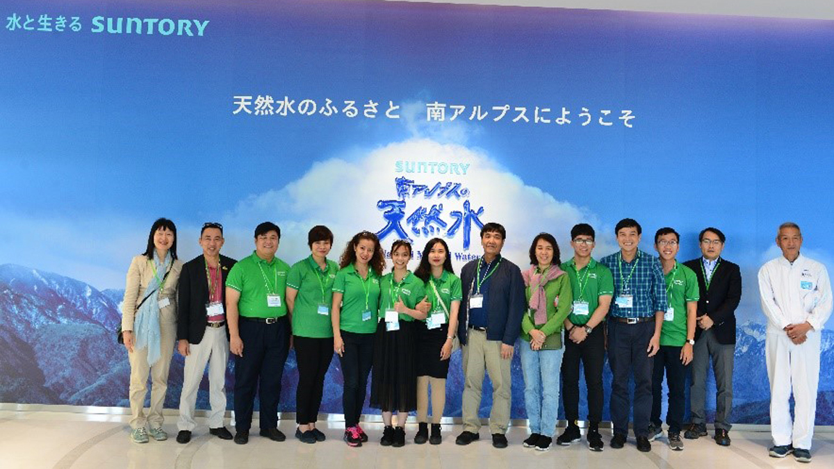 Các bạn sinh viên Việt Nam chụp hình kỷ niệm tại nhà máy sản xuất nước khoáng đóng chai của Suntory cùng ban tổ chức chuyến đi