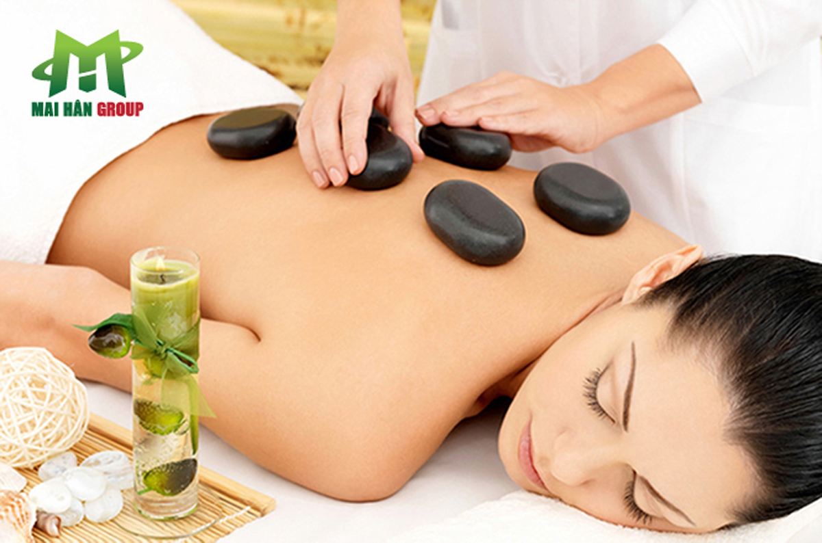 Thư giãn cùng đá nóng massage tại spa