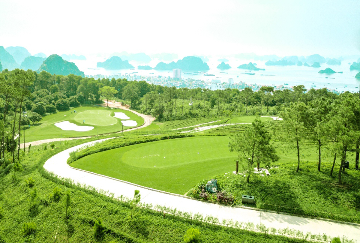 Sân golf 18 hố tại FLC Hạ Long sẽ mang đến những đường golf đầy thách thức