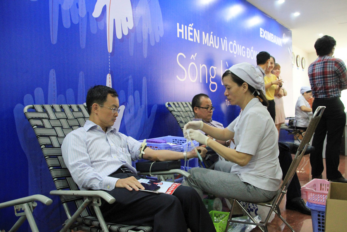Ông Đào Hồng Châu - Phó tổng giám đốc Eximbank đã đến tham gia chương trình hiến máu cùng CBNV từ rất sớm