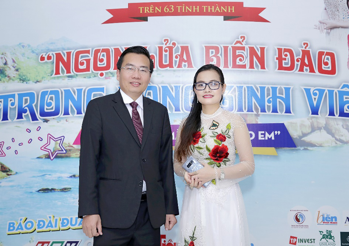 Tiến sĩ Nguyễn Đức Thọ, cố vấn đầu tư của Tập đoàn Xây dựng Hòa Bình chụp ảnh lưu niệm với nhà báo Chu Loan - Phó trưởng ban thường trực Hành trình tìm kiếm Đại sứ Đại dương xanh