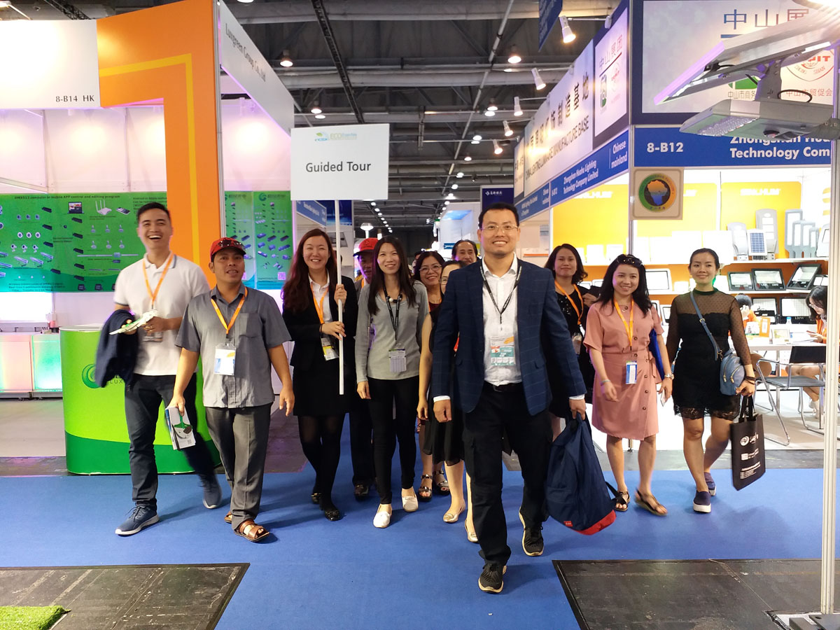 Đoàn đại diện các doanh nghiệp Việt Nam gồm 52 khách đi Hội chợ Thiết bị điện và ánh sáng về ngày 30.10.2018 do Vietdatravel tổ chức tại Hồng Kông