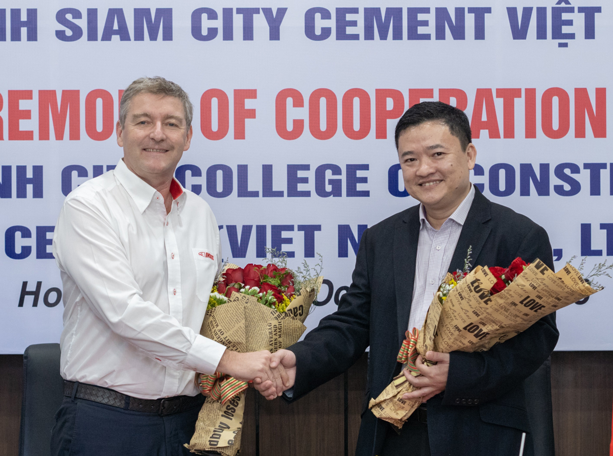 Ông Philippe Richart - Tổng giám đốc INSEE Việt Nam và PGS-TS Lê Anh Đức - Hiệu trưởng Trường cao đẳng Xây dựng TP.HCM cùng ký thỏa thuận hợp tác