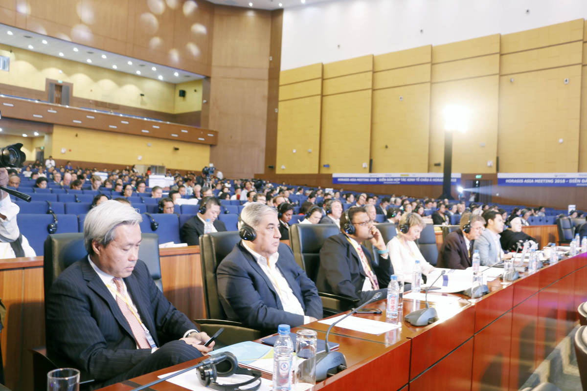 Các đại biểu tham gia phiên họp toàn thể 