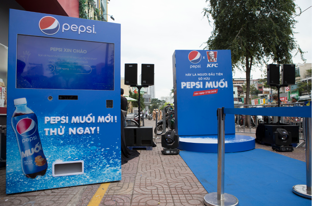 Trước đó một ngày, hình ảnh hộp Pepsi “khổng lồ” gây tò mò cho nhiều bạn trẻ và người đi đường