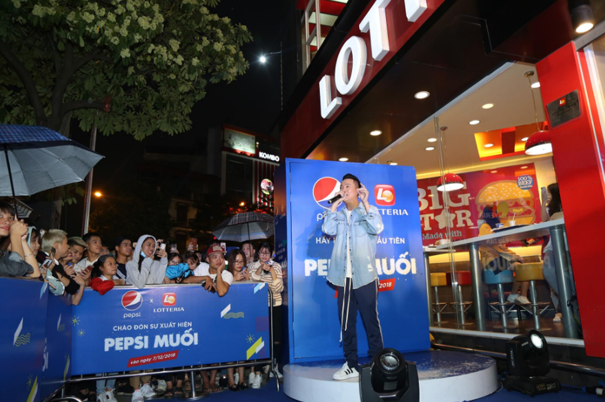  Tại Hà Nội, JustaTee xuất hiện bất ngờ ở sự kiện Pepsi Muối ra mắt khiến đám đông vô cùng hào hứng