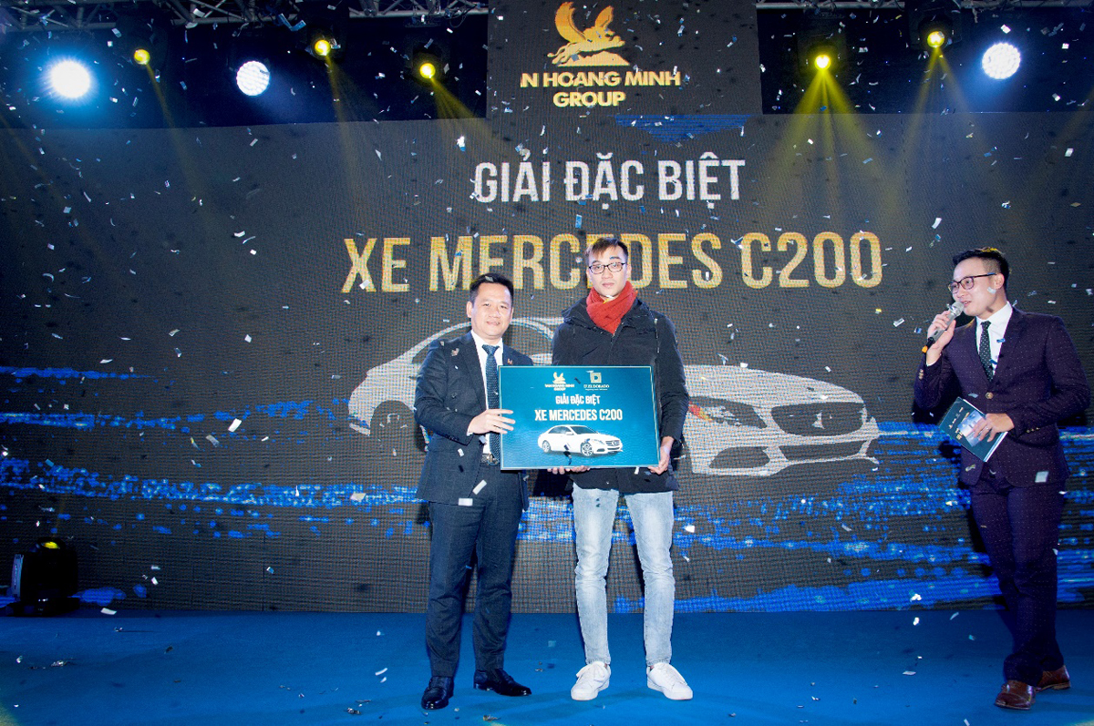 Anh Nguyễn Toàn Thiện - chủ nhân căn hộ E1.2619 là khách hàng may máy trúng xe Mercedes C200