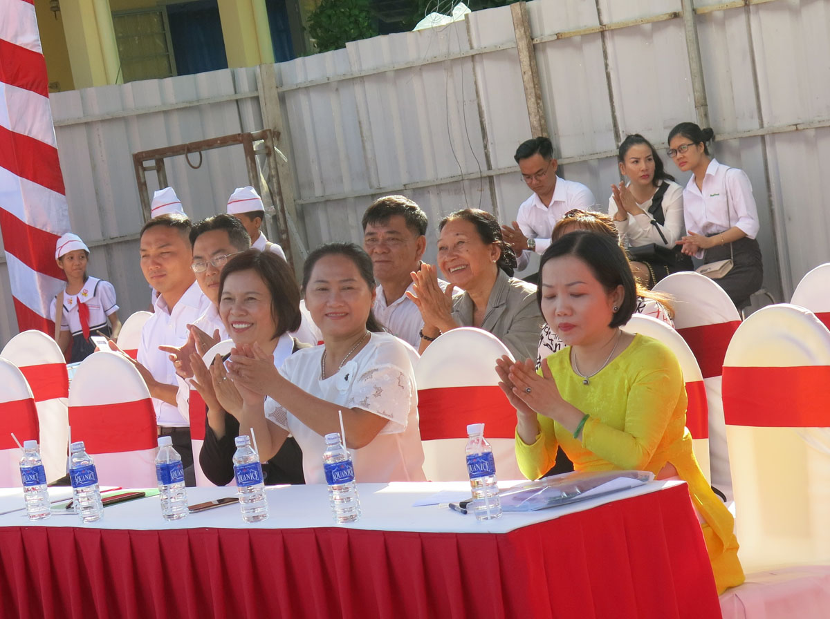 Đại diện nhà tài trợ NutiFood và UBND thành phố Thủ Dầu Một trong lễ khởi công trường tiểu học Lê Thị Hồng Gấm