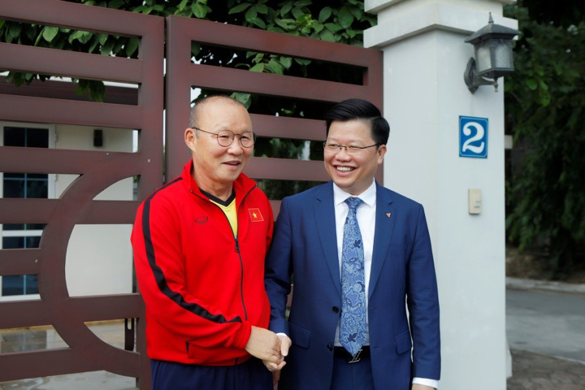 Ngay sau lễ trao thưởng, Tổng giám đốc Nguyễn Hưng đã gặp gỡ chúc mừng và gửi những lời chúc tốt đến thầy trò ông Park Hang-seo trong ngày luyện tập đầu tiên chuẩn bị cho Asian Cup 2019 sắp tới
