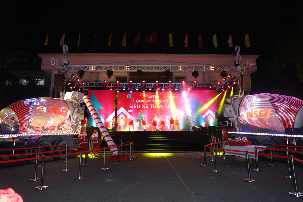 Cận cảnh sân khấu được thắp sáng bởi 2 chiếc Siêu xe tuần lộc với hơn 80.000 bóng đèn Led