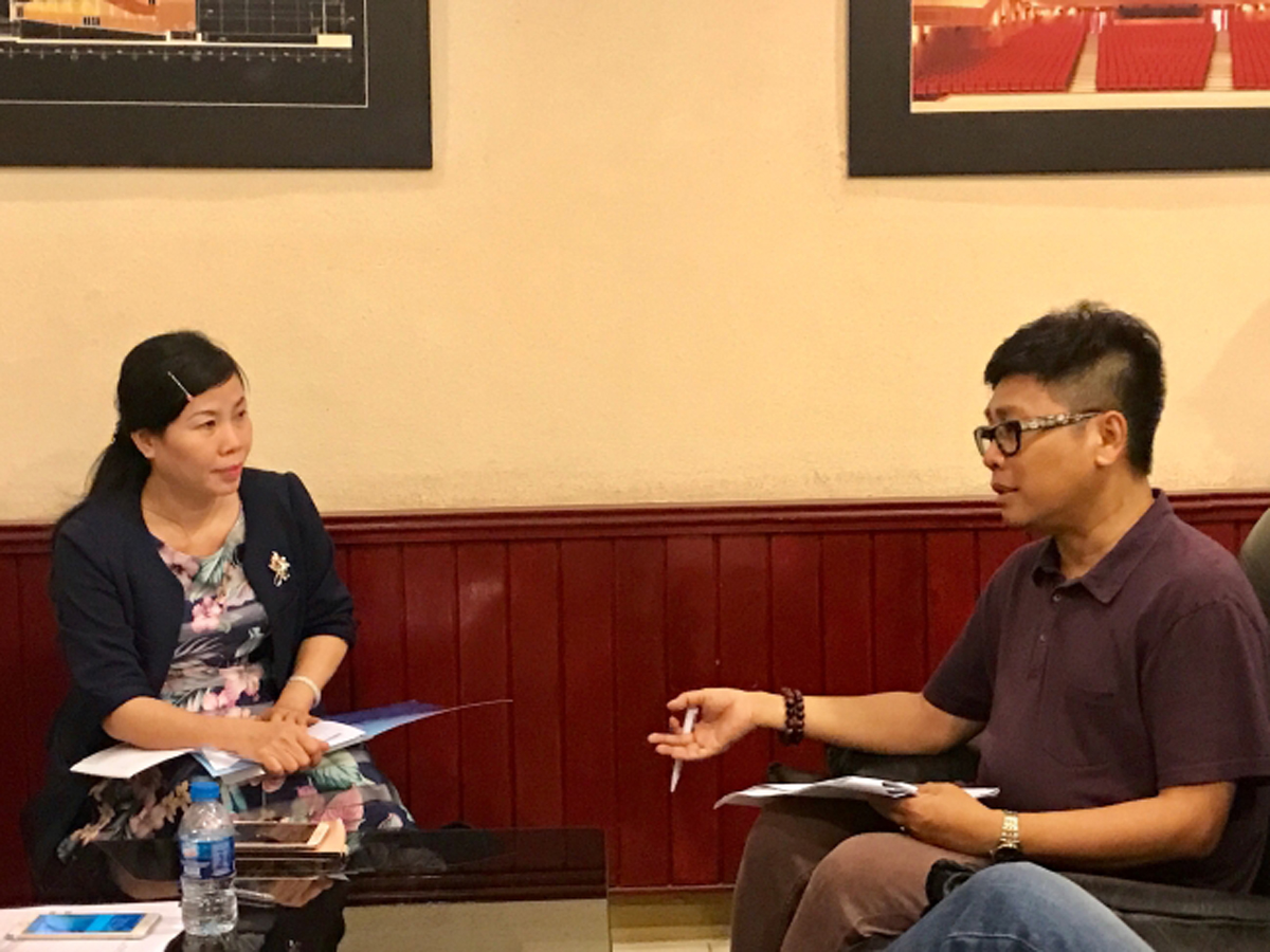 Đạo diễn Binh Hùng lắng nghe những ý kiến đóng góp từ đại diện của cơ quan quản lý văn hóa